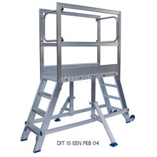 Solide  mobiel werkplatform  2 x 4 treden 1,00m