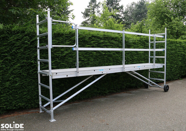 Solide werkbrug tuinsteiger met leuning en klapdeur