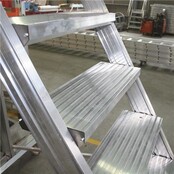 Bordestrap onder hoek 60° met 4 wielen - tredebreedte 60 cm 4 treden + bordes
