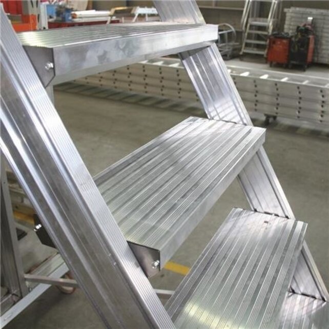 Bordestrap onder hoek 60° met 4 wielen - tredebreedte 60 cm 9 treden + bordes