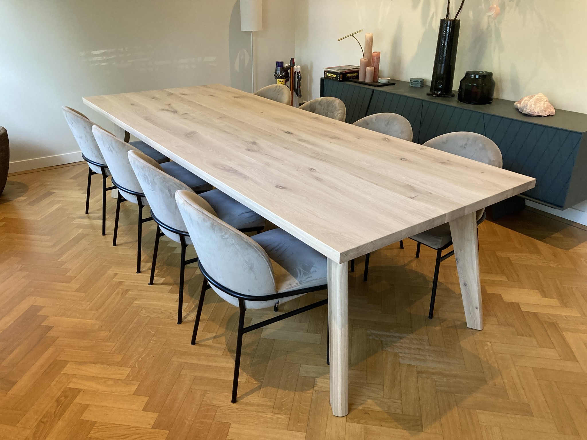 Massief eiken tafel met schuine houten Houtentafelshop.nl