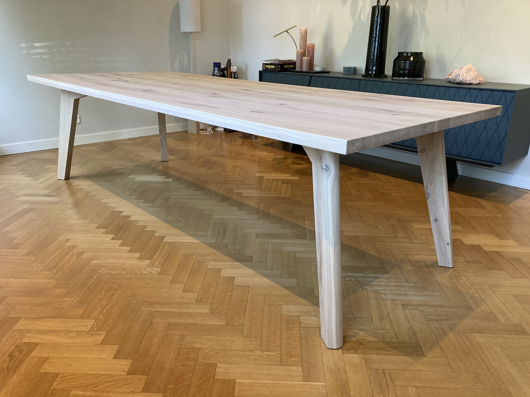 Evaluatie Bederven bodem Massief eiken tafel met schuine houten poten kopen? - Houtentafelshop.nl