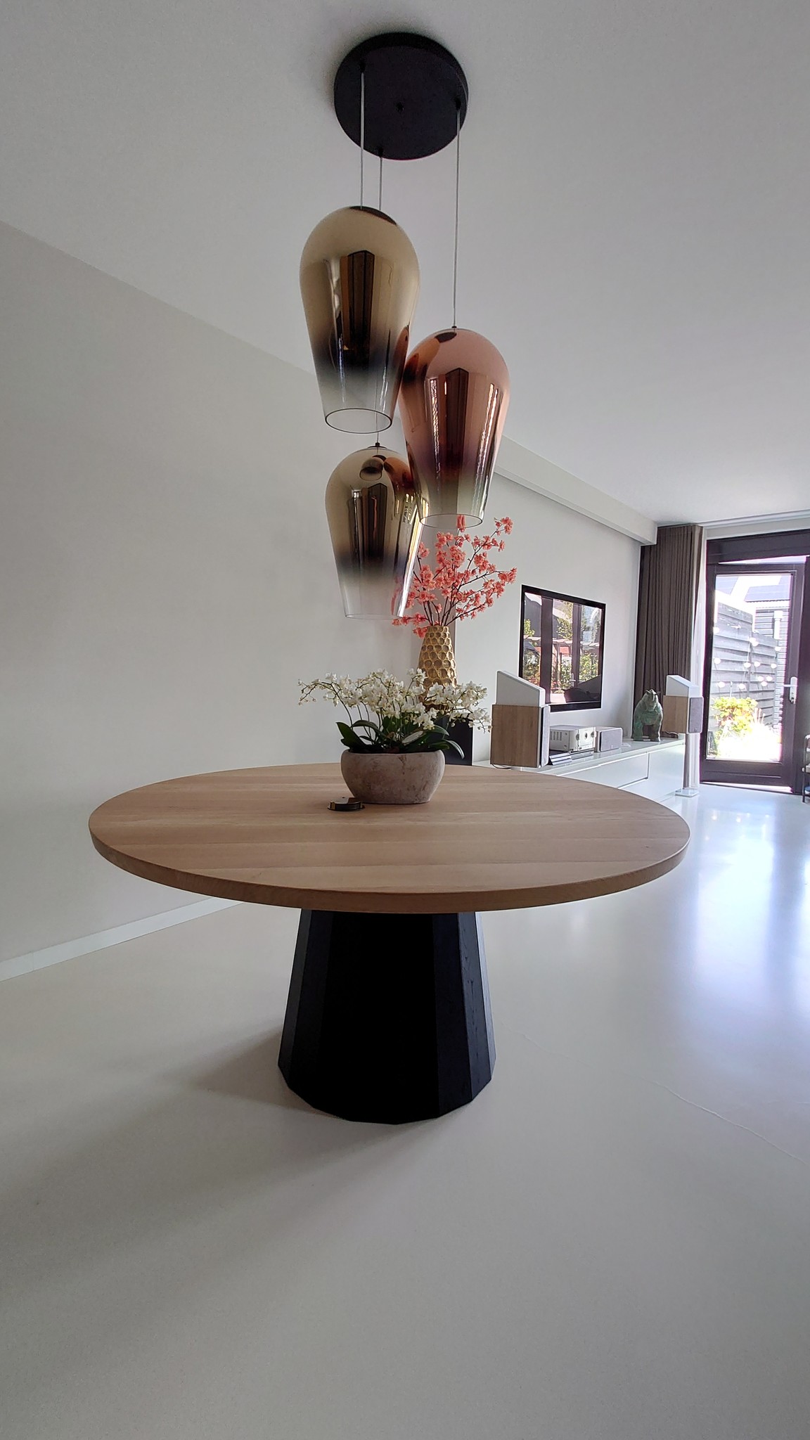 Ronde houtentafel met zwarte houten tafelpoot kopen? - Houtentafelshop.nl