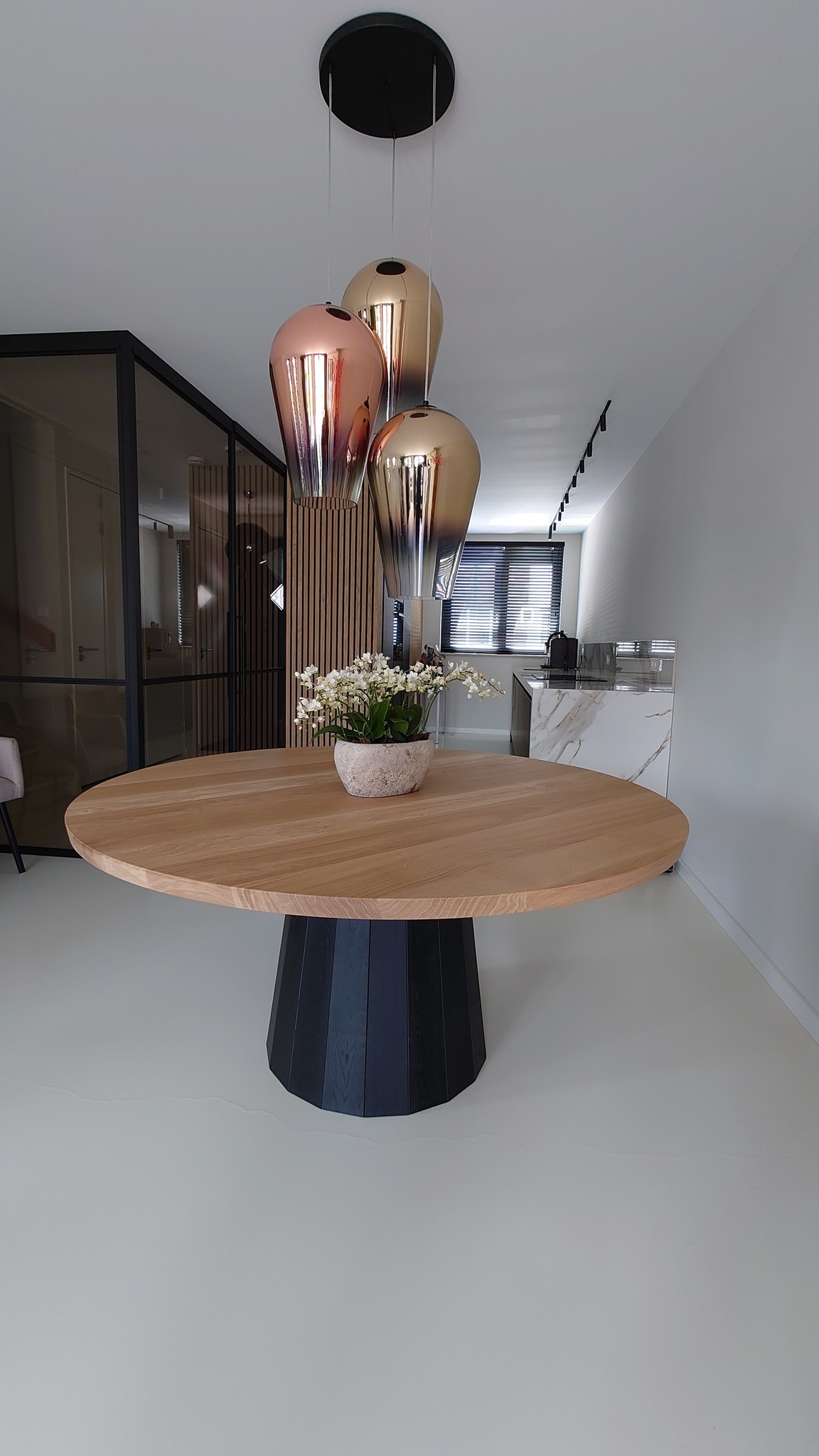 Ronde houtentafel met zwarte tafelpoot - Houtentafelshop.nl