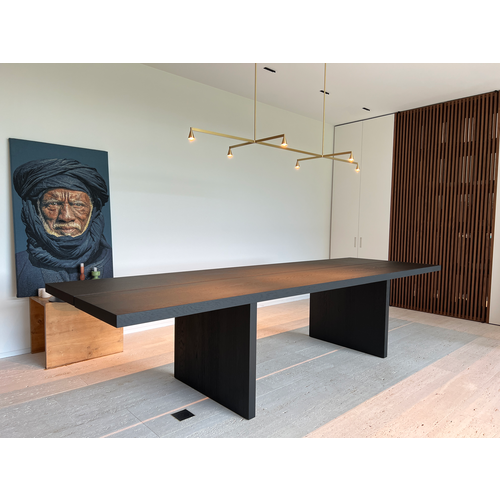 Massief zwarte eiken tafel met open voeg