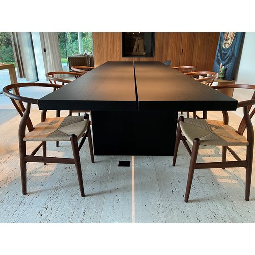 Massief zwarte eiken tafel met open voeg