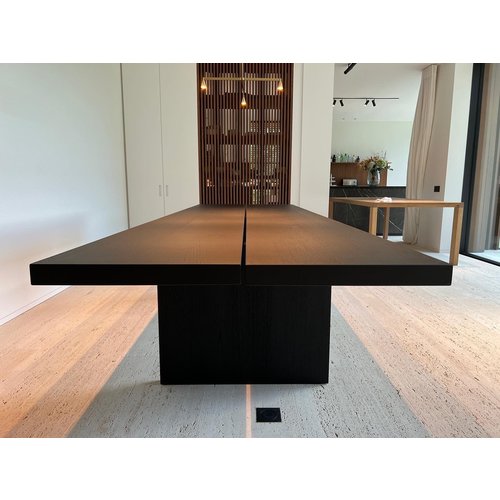 Massief zwarte eiken tafel met open voeg