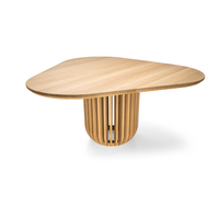 Driehoekige eettafel
