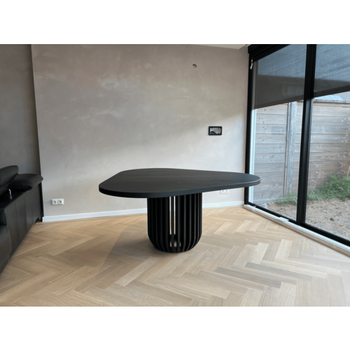 Luvia | Designer triangel eettafel