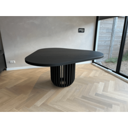 Eettafel Luvia | Driehoek | Donker eiken