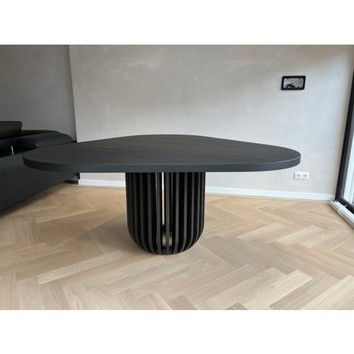 Luvia | Designer triangel eettafel