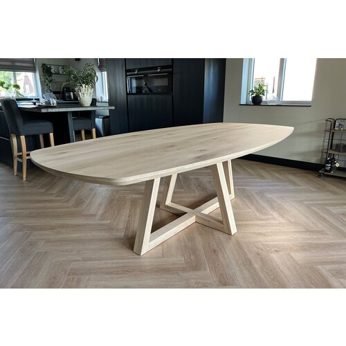 Deens ovale tafel van licht eiken met facetrand – Strak design en verfijnde afwerking