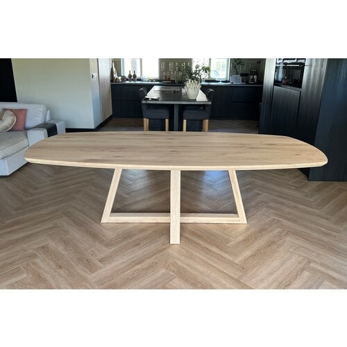 Deens ovale tafel van licht eiken met facetrand – Strak design en verfijnde afwerking