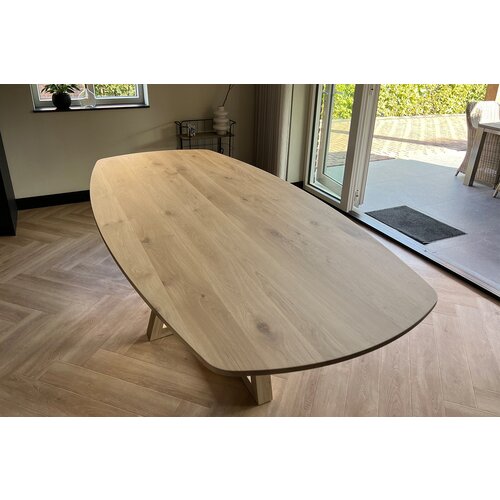 Deens ovale tafel van licht eiken met facetrand – Strak design en verfijnde afwerking