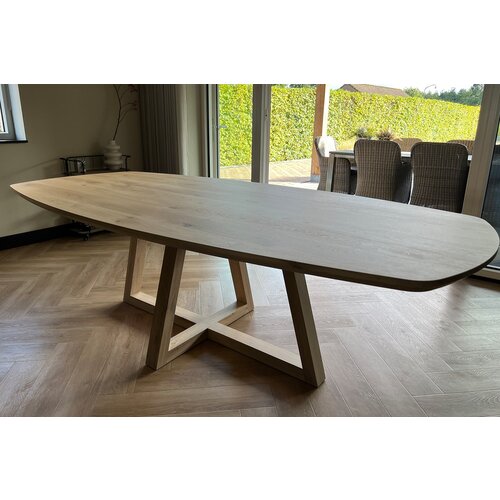 Deens ovale tafel van licht eiken met facetrand – Strak design en verfijnde afwerking