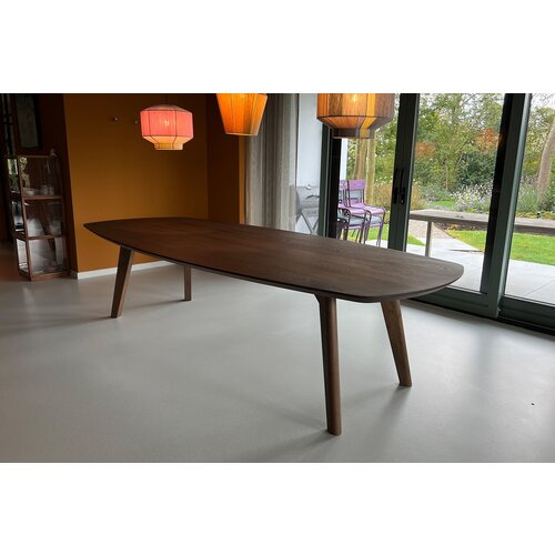 Deens ovale eettafel van Frans eiken in walnootkleur
