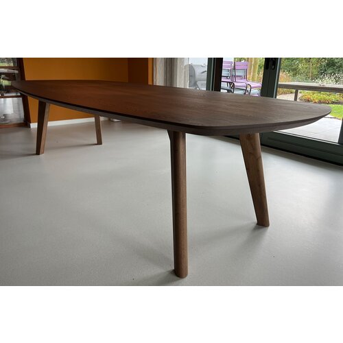 Deens ovale eettafel van Frans eiken in walnootkleur