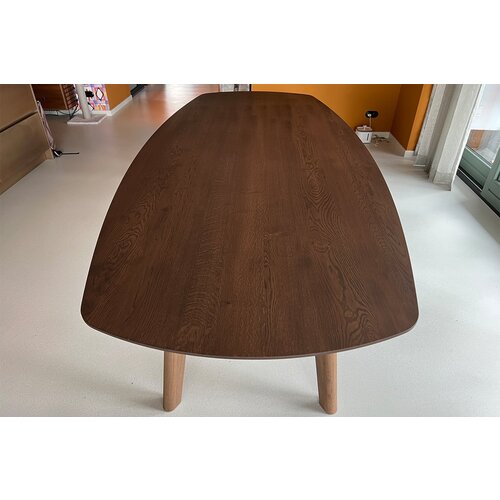 Deens ovale eettafel van Frans eiken in walnootkleur