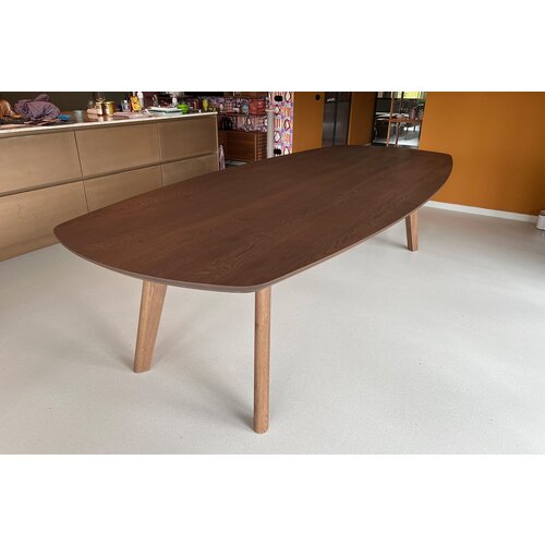 Deens ovale eettafel van Frans eiken in walnootkleur