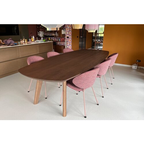 Deens ovale eettafel van Frans eiken in walnootkleur