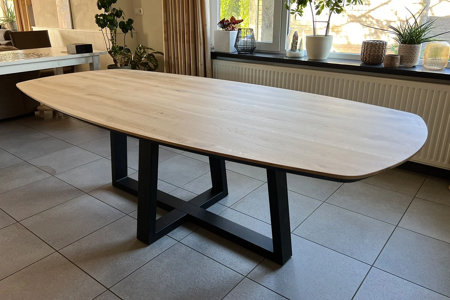 Moderne Moderne Woonkamer Uit Het Midden Van De Eeuw Met Leren Stoel En Stijlvol Decor, Moderne