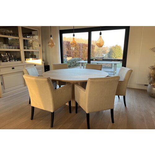 Ronde eiken tafel met robuuste O-poot
