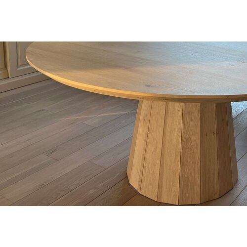 Ronde eiken tafel met robuuste O-poot