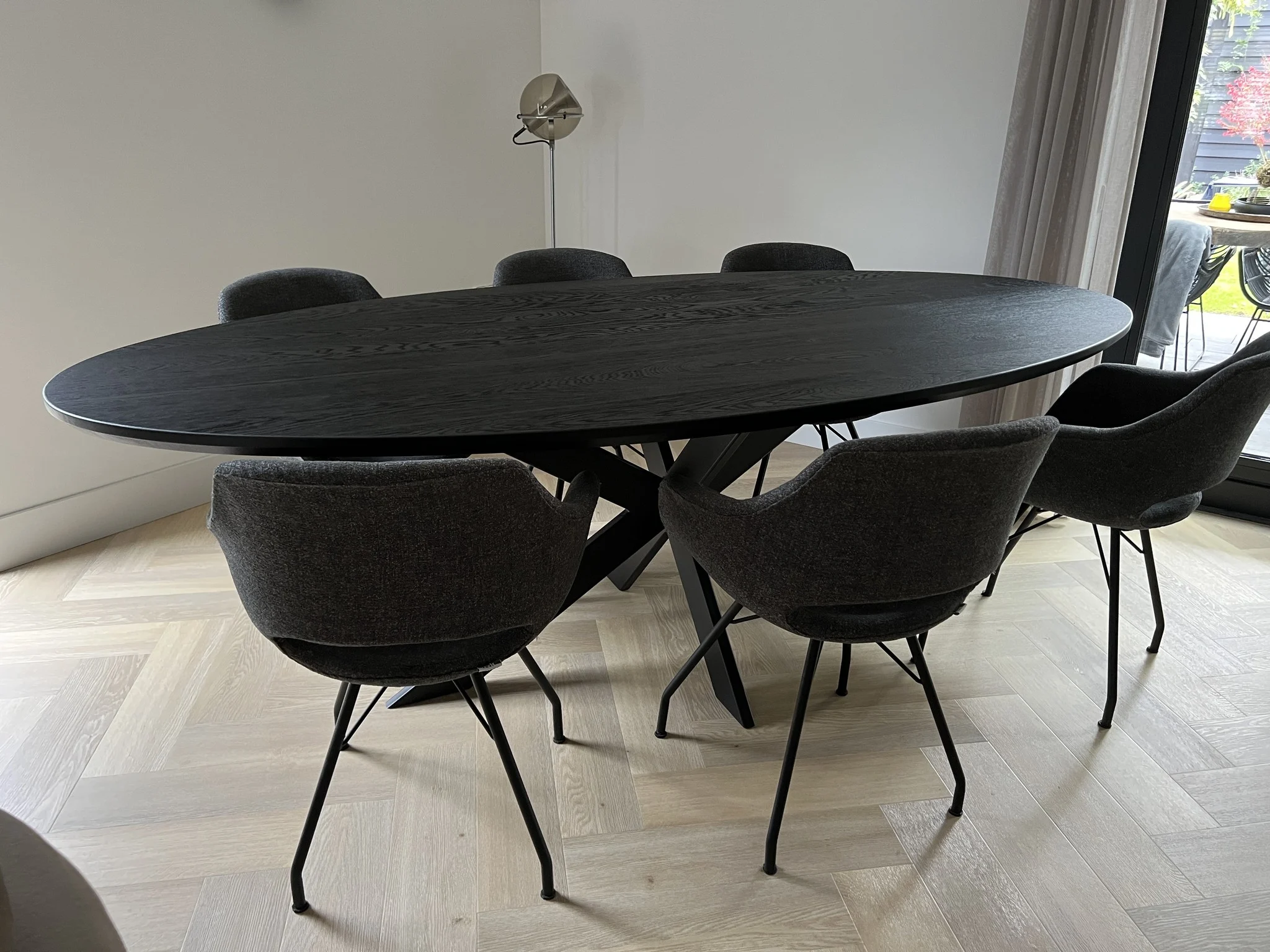 Welke eettafels passen goed in een grote ruimte?