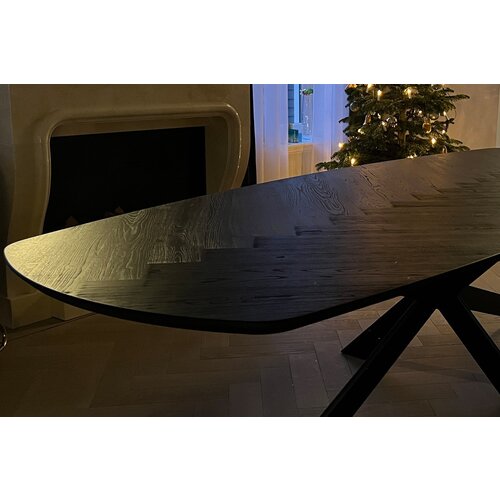 Linel | Stijlvolle eettafel visgraat Linel | Stijlvolle eettafel visgraat