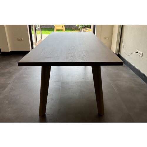 Rechthoekige eiken tafel met schuine poot
