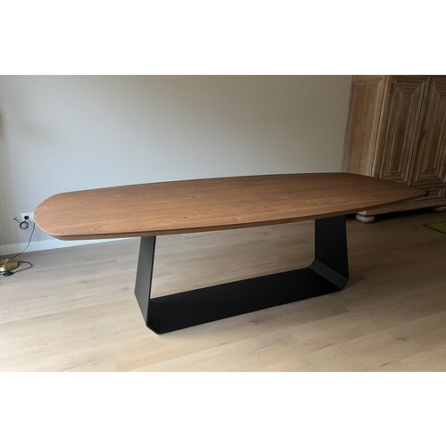 Deens ovale eettafel walnoot met grote U-poot