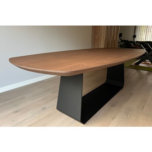Deens ovale eettafel walnoot met grote U-poot