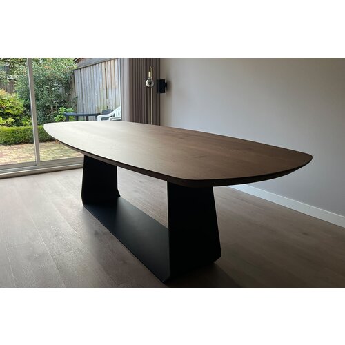 Deens ovale eettafel walnoot met grote U-poot