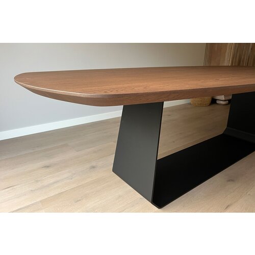 Deens ovale eettafel walnoot met grote U-poot
