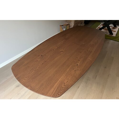 Deens ovale eettafel walnoot met grote U-poot
