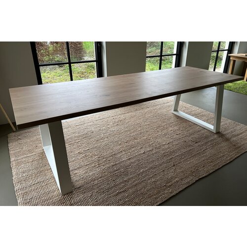 Lichte rechthoekige eettafel met trapeziumpoot
