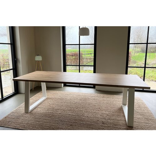 Lichte rechthoekige eettafel met trapeziumpoot