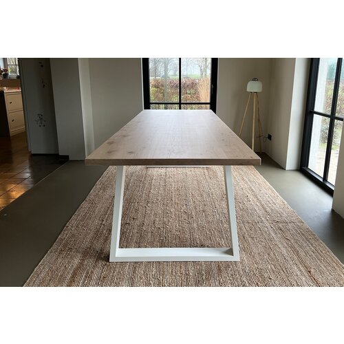 Lichte rechthoekige eettafel met trapeziumpoot
