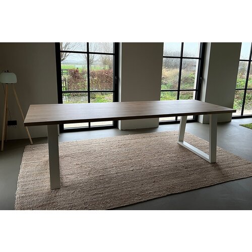 Lichte rechthoekige eettafel met trapeziumpoot