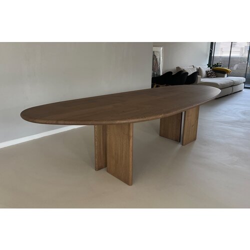 Kiezelvormige tafel met asymmetrische poten