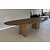 Kiezelvormige tafel met asymmetrische poten