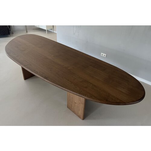 Kiezelvormige tafel met asymmetrische poten