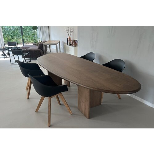 Kiezelvormige tafel met asymmetrische poten