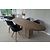 Kiezelvormige tafel met asymmetrische poten