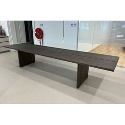 Varo | Verfijnde tafel met open voeg