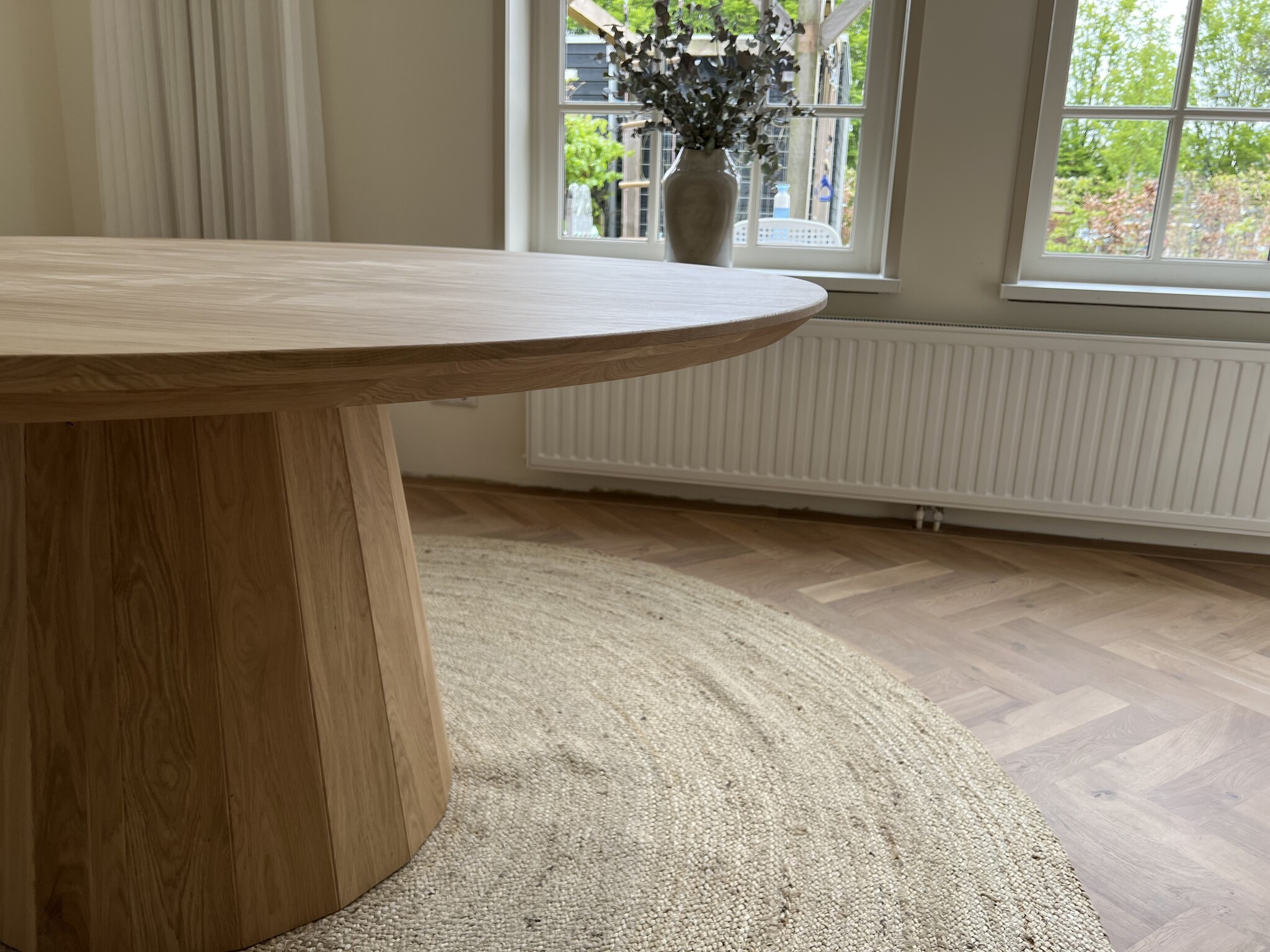 Ronde eettafel in licht eiken op maat gemaakt