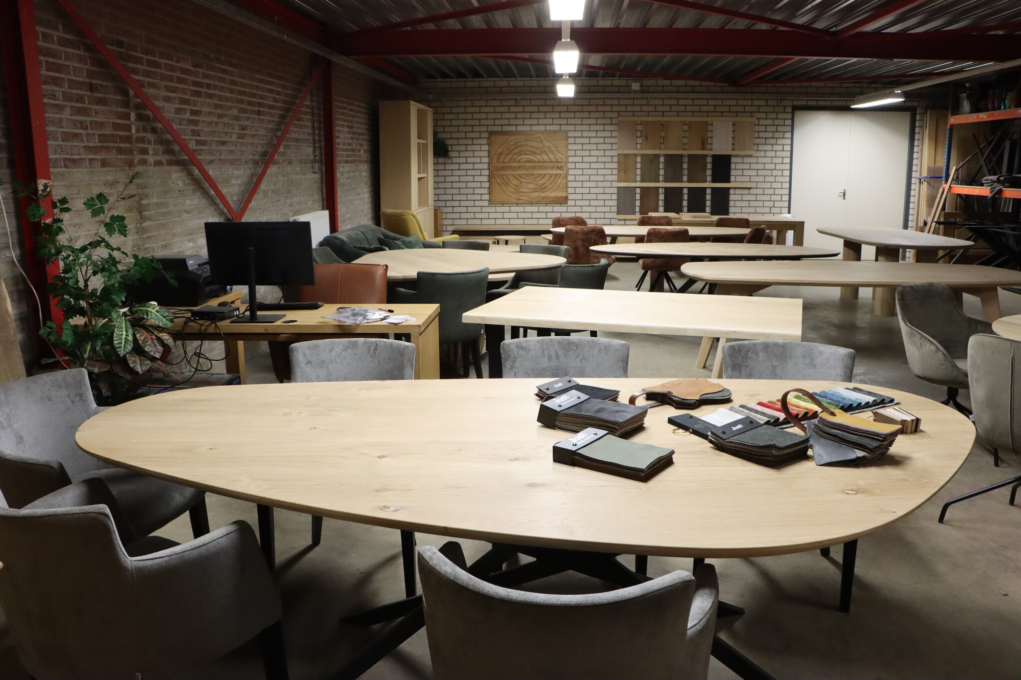 Showroom van Houtentafelshop.nl in Kelpen-Oler met houten tafels en stoelen
