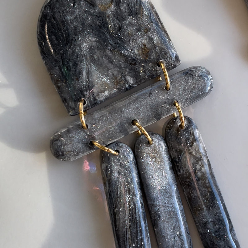 L'Atelier Marcel Boucles d'oreilles Loula Gris Anthracite