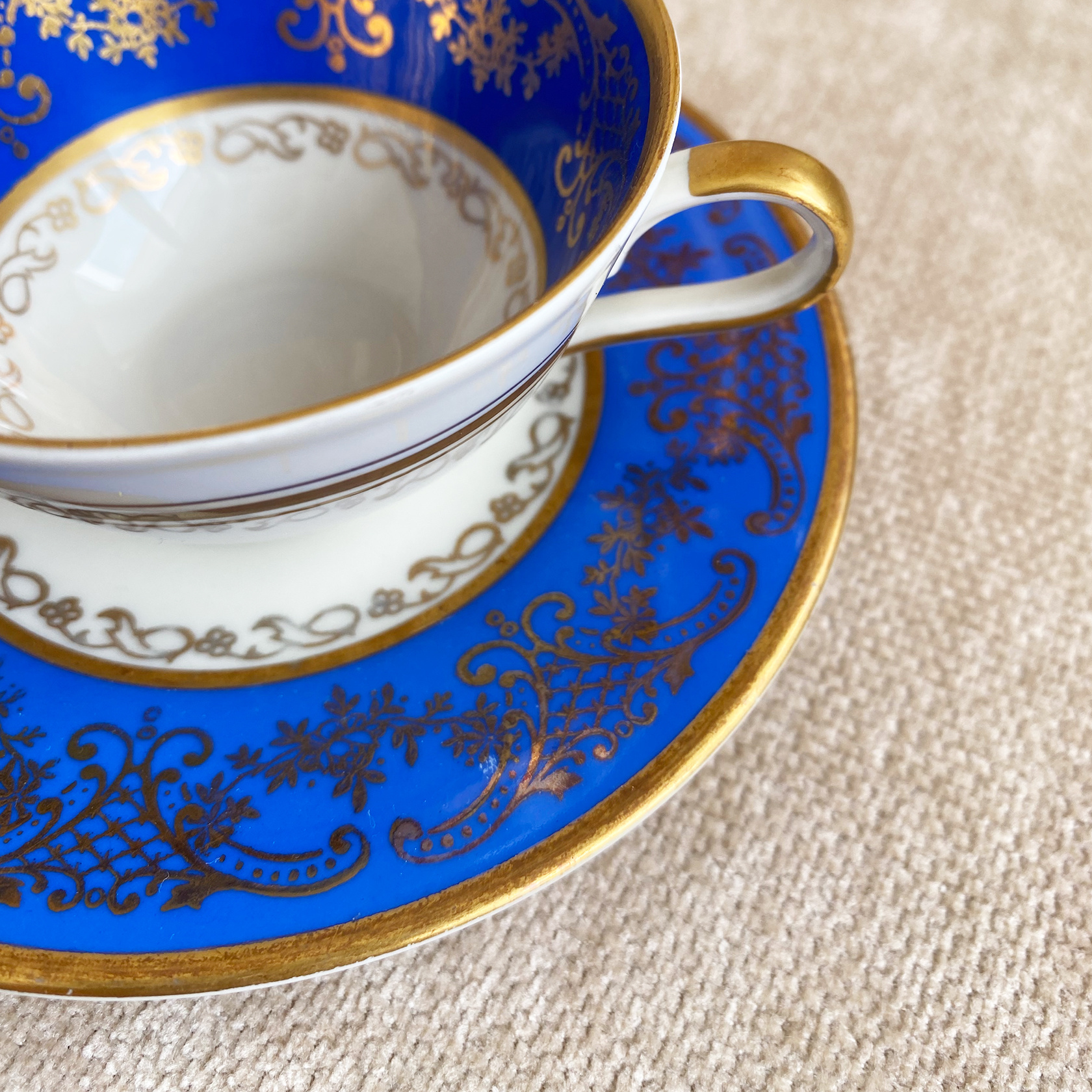 Grande tasse et sous tasse ancienne peinte à la main - Style romantique  porcelaine beige et bleu