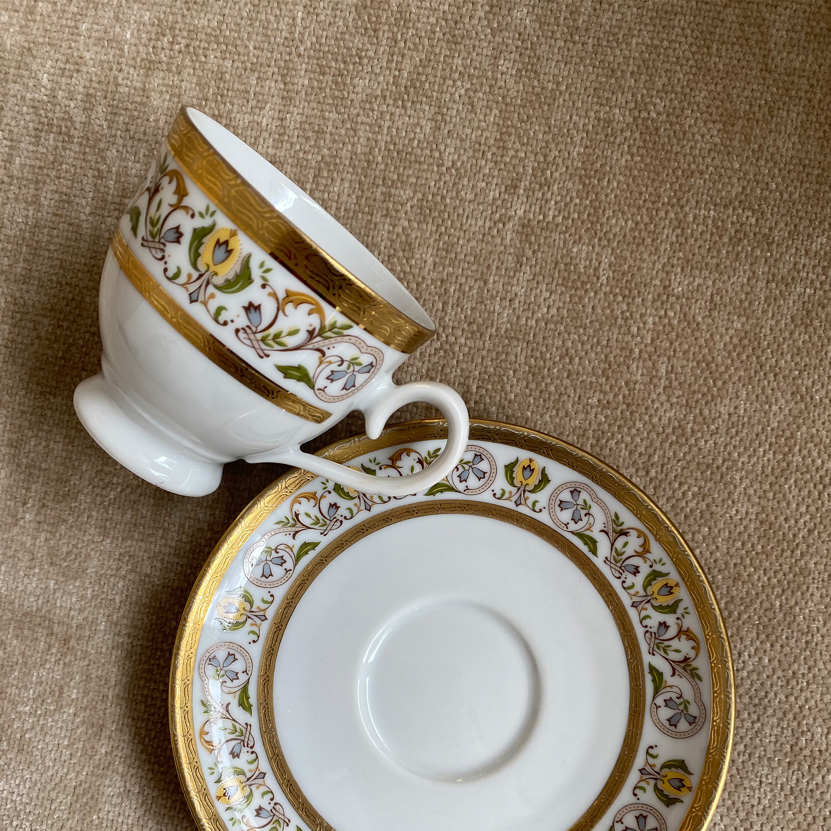 Tasse & Sous-tasse - motif fleurs/dorure